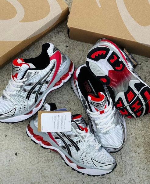 Chaussures de course ASICS élégantes