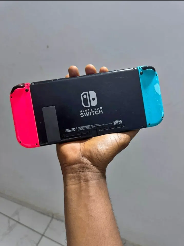 Nintendo Switch avec Joy-Con Néon