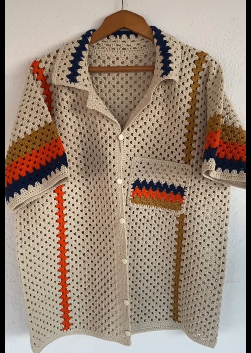 Chemise en crochet colorée