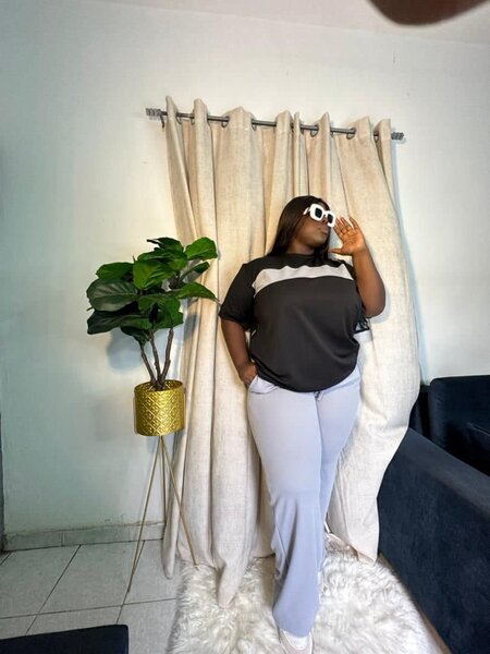 Ensemble femme, t-shirt noir et pantalon gris clair