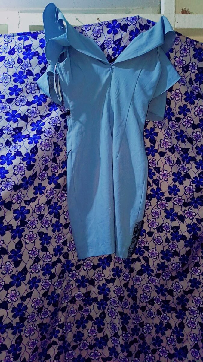 Robe élégante bleu à volants