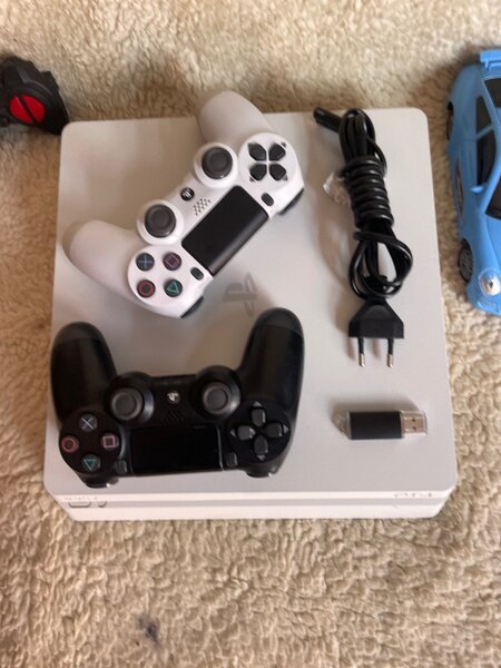 Ps4 Slim blanche /10 Jeux inclus