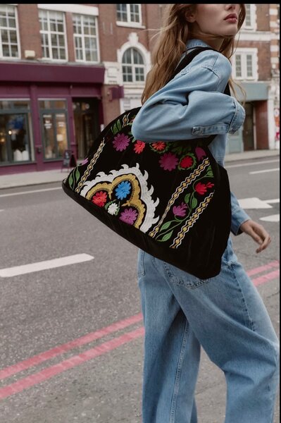 Sac brodé en velours coloré