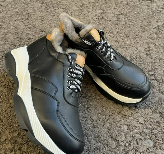 Утепленные кожаные кроссовки сочетающая стильный внешний вид и комфорт для холодного времени года. Выполненные из натуральной кожи