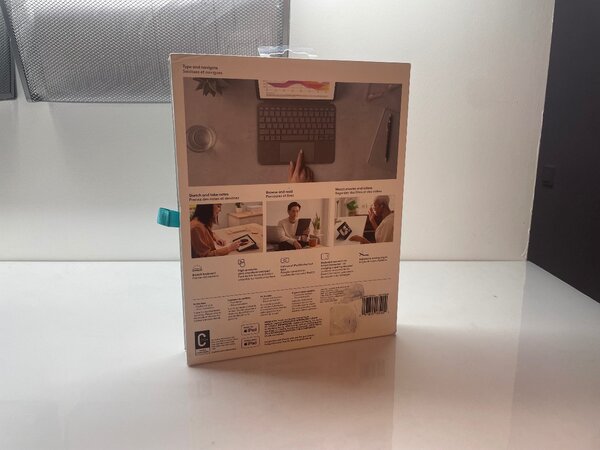 Клавиатура Logitech Combo Touch iPad Air 4th-5th & M2