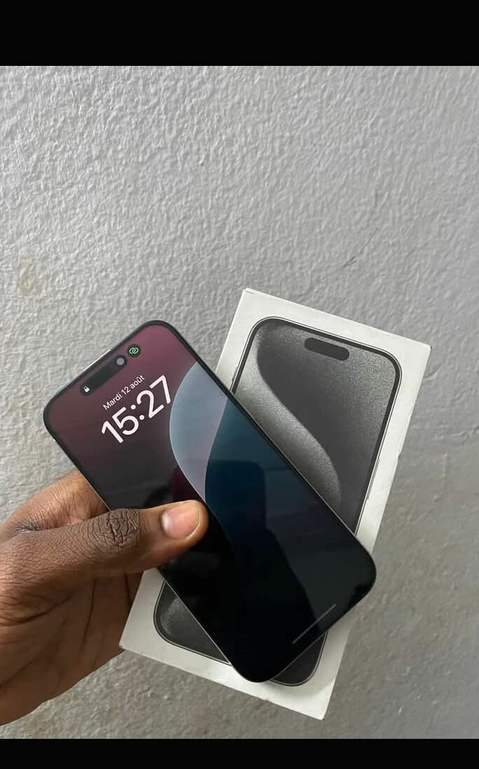 Smartphone moderne avec boîte