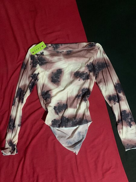 Top moulant à manches longues imprimé