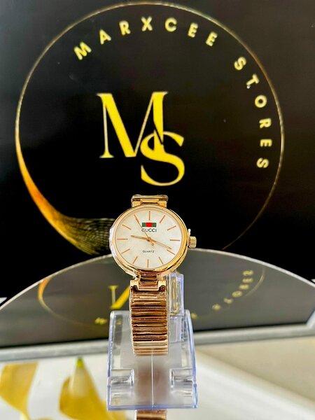 Women's wristwatch with metal bracelet