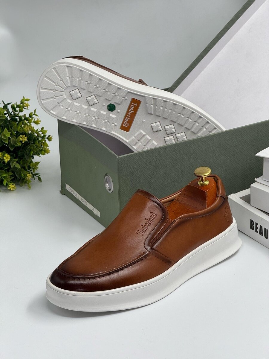 TIMBERLAND BROWN AND WHITE