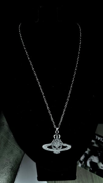 Collier élégant avec pendentif orné