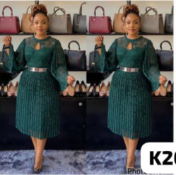 Robe en maille émeraude avec jupe plissée et ceinture argentée