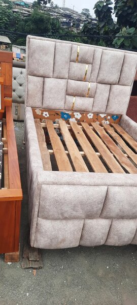 Lit capitonné en tissu moderne