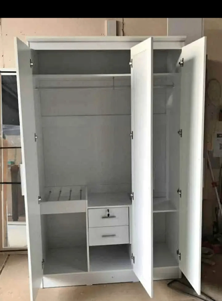 Armoire moderne en bois blanc