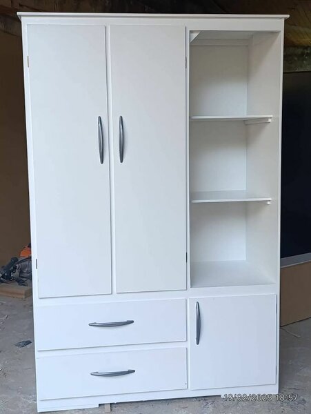 Armoire moderne avec étagères