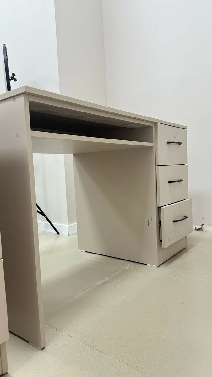 Продаю маникюрные столы!