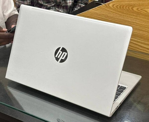 HP Laptop Performant et Élégant