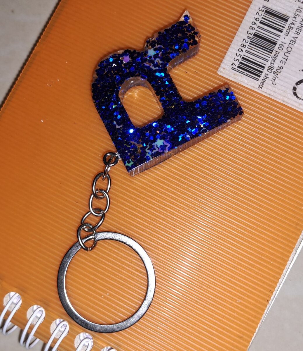 Porte-clés lettre résine