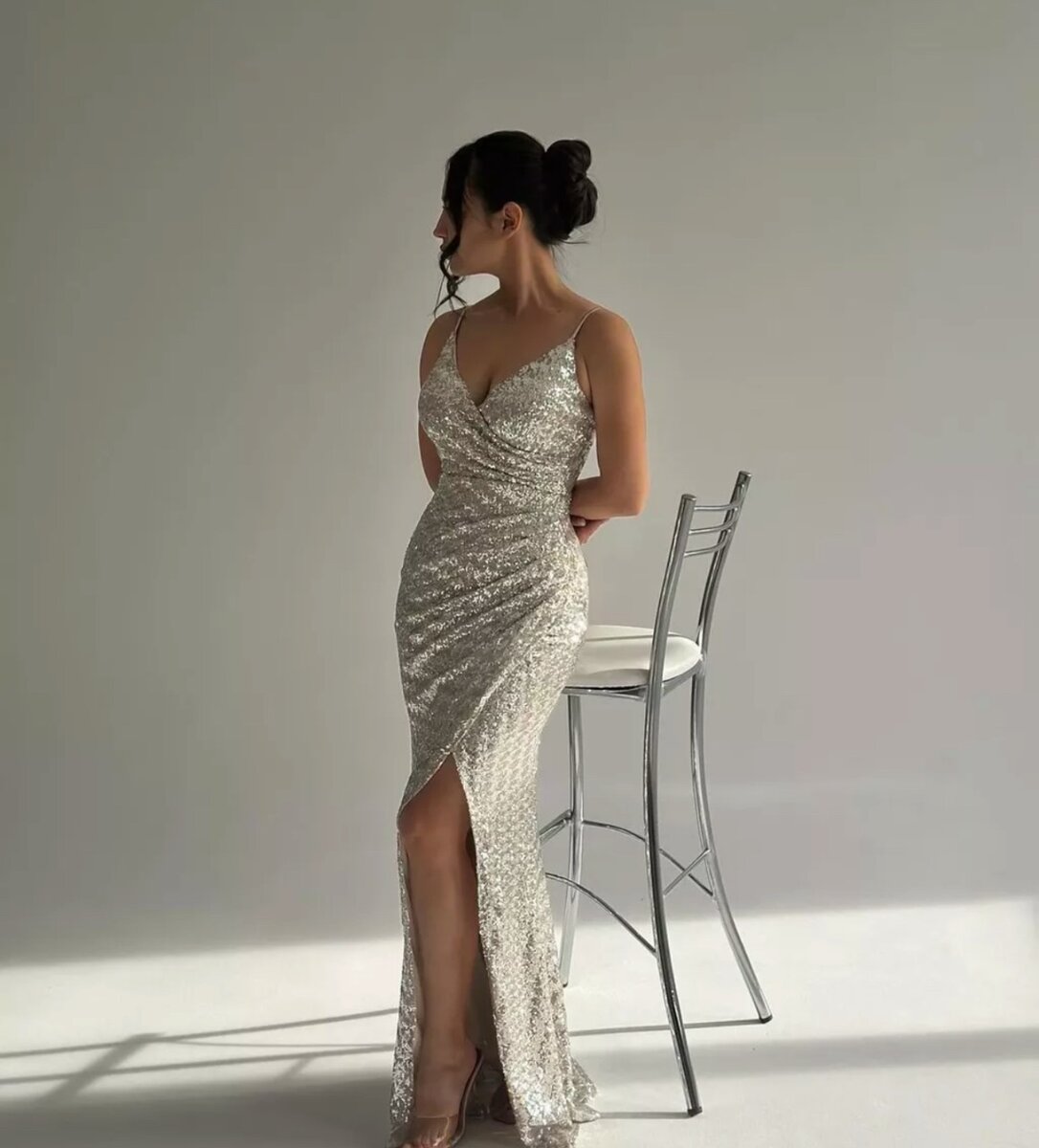 Продаю платье серебристое с пайетками