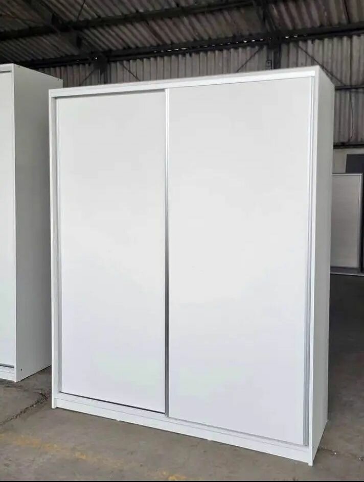 Armoire blanche à portes coulissantes