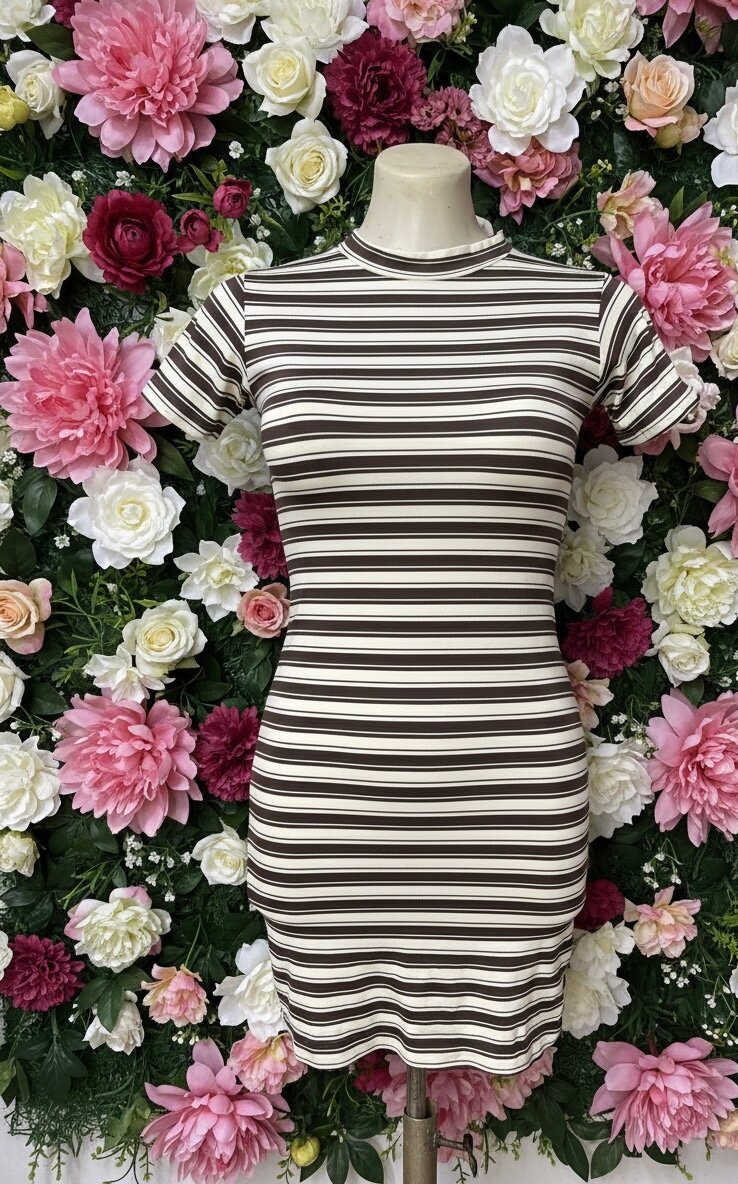 Robe moulante à rayures chic