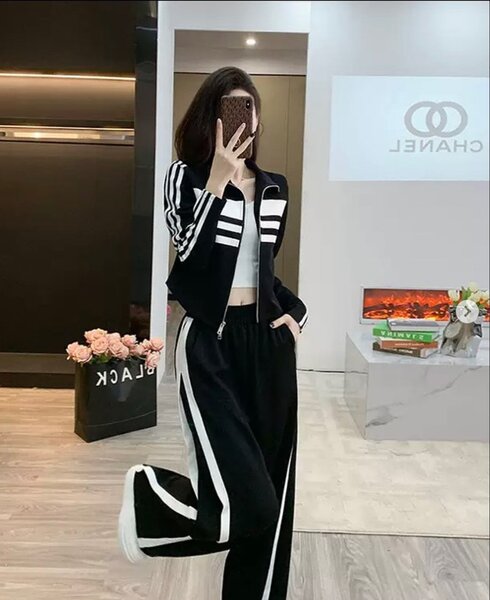 Женский спортивный костюм