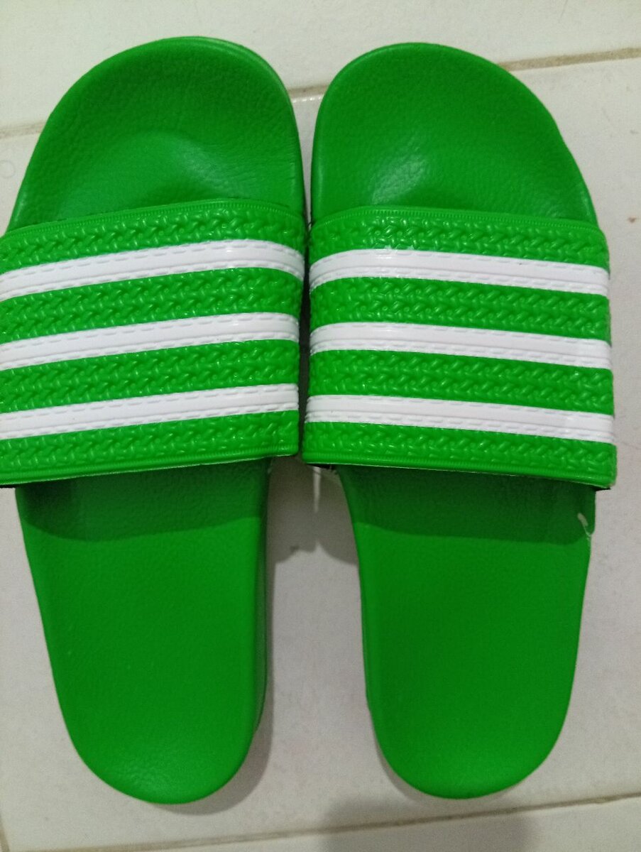 Claquettes vertes confortables