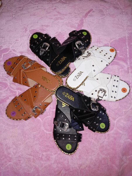 Sandales en cuir cloutées