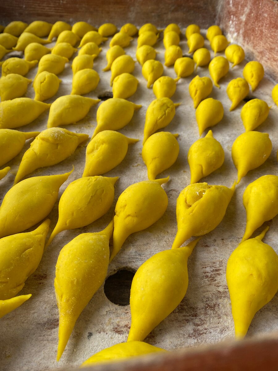 Beignets jaune aux vermicelles