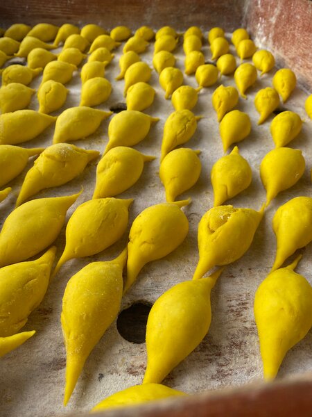 Beignets jaune aux vermicelles