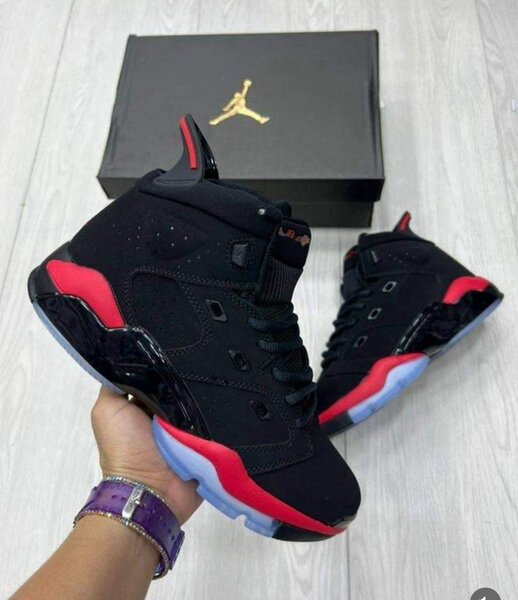 Baskets montantes noires et rouges