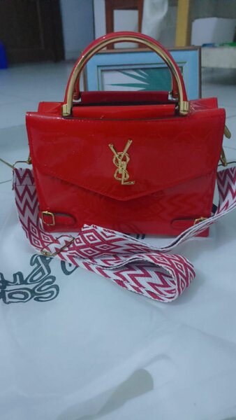 Sac à main rouge élégant