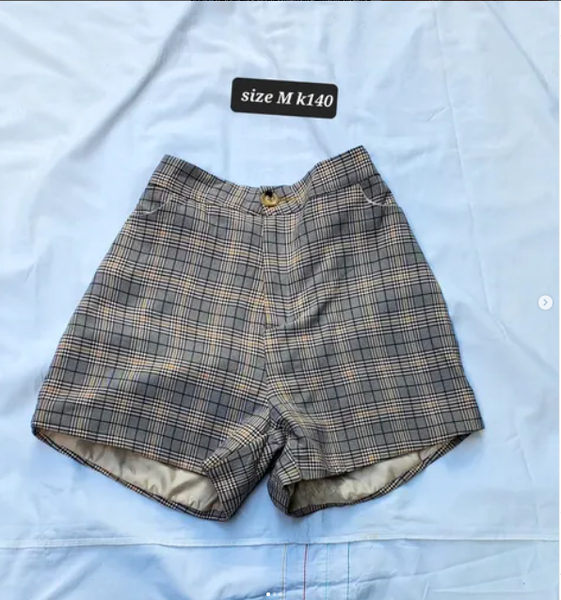 gray shorts