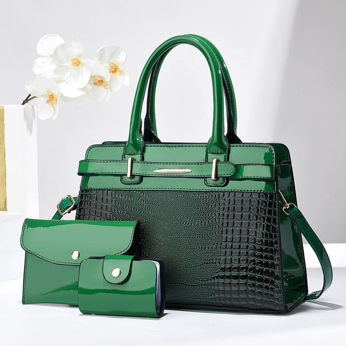 High-quality, stylish women's bag with accessories