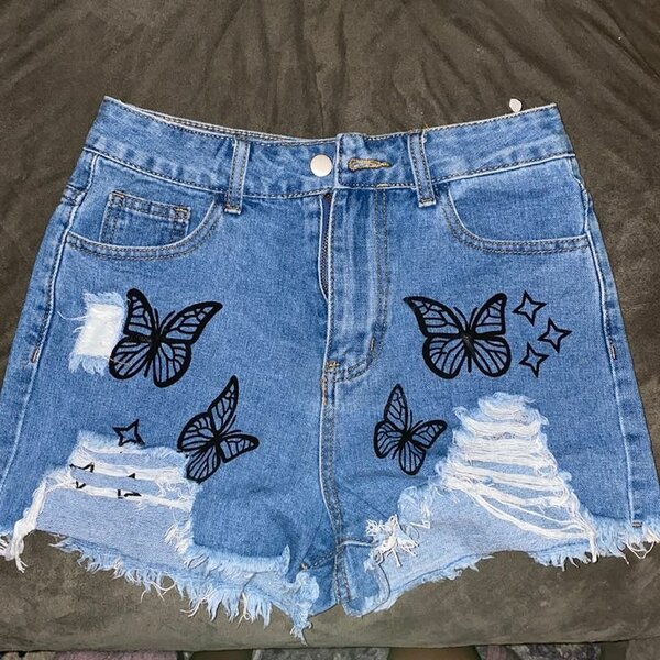 Short en jean avec papillons