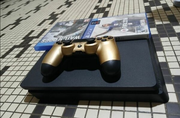 Console PS4 avec manette