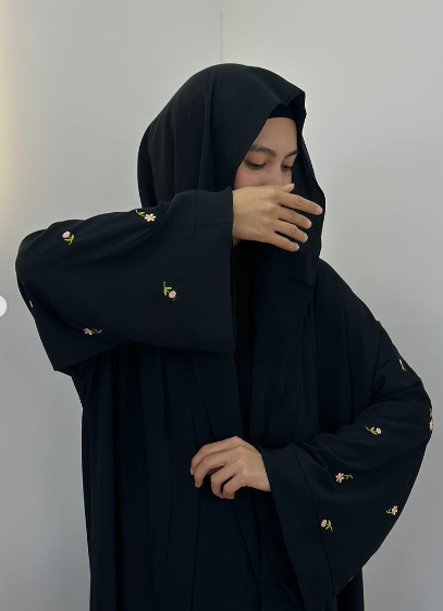 В наличии легкая абая - 💐🌺 на весенние и летние дни