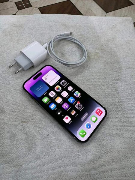 iPhone Pro avec chargeur rap