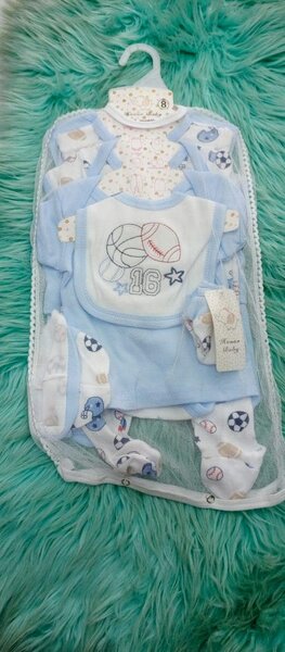 Un ensemble de vêtements pour enfants