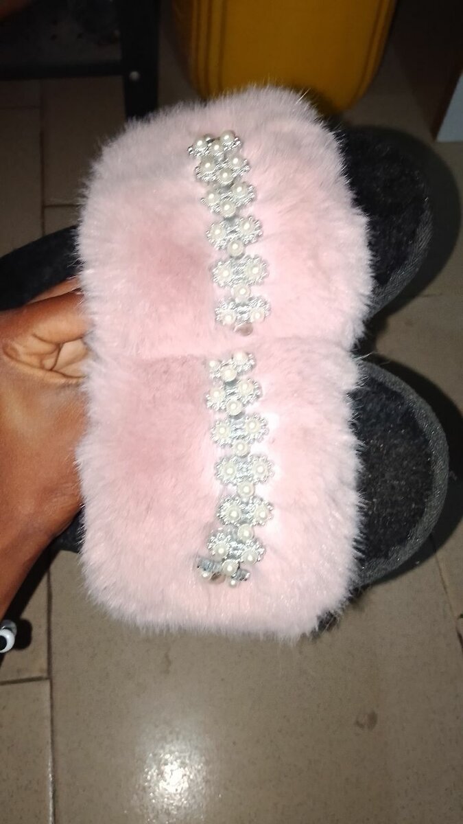 Chaussons en fausse fourrure élégants