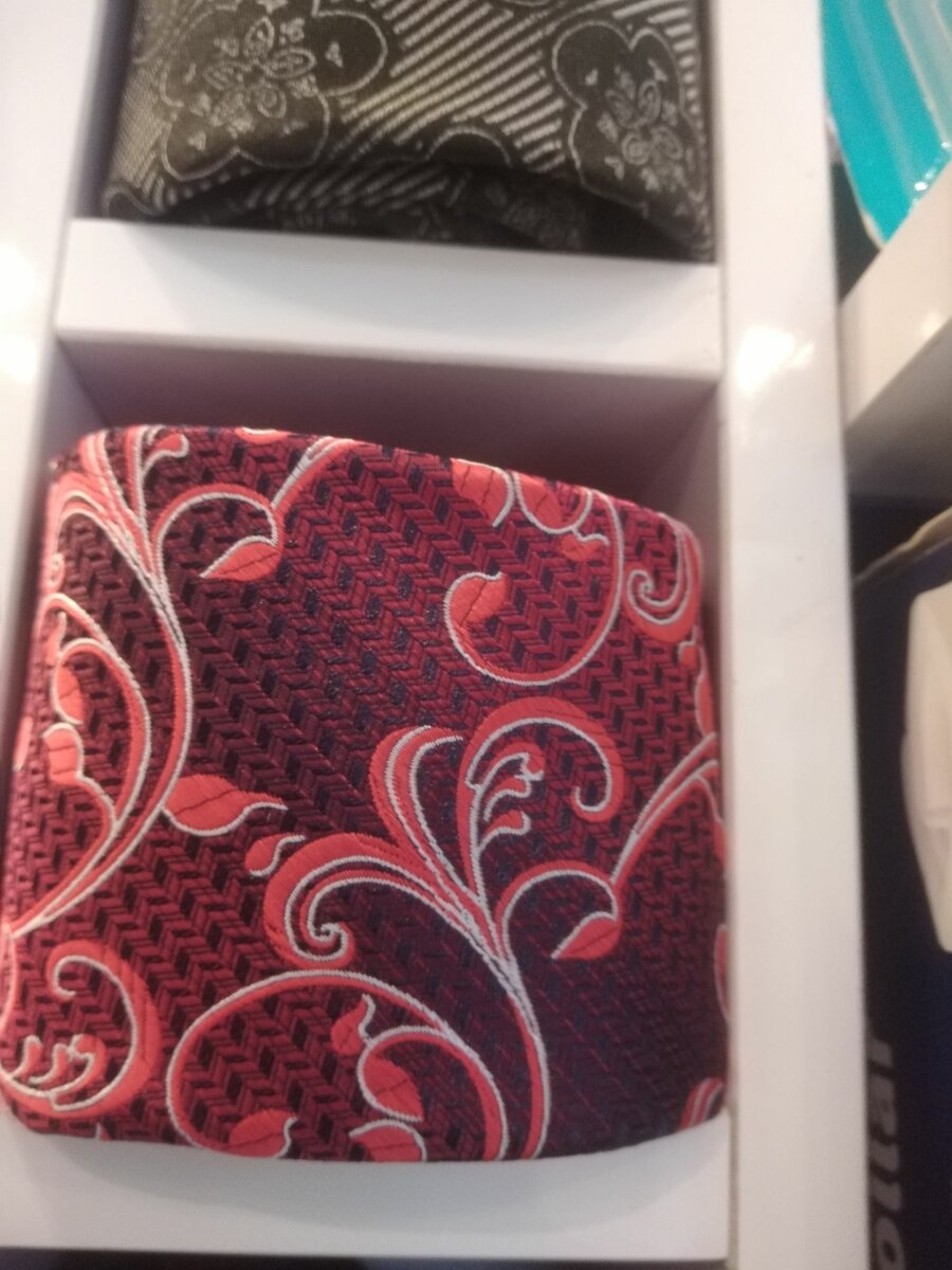 Flying ties with pocket