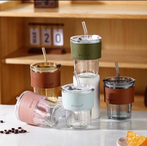 Tasses en verre avec étui cuir