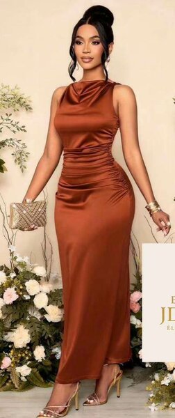 Robe longue satinée élégante