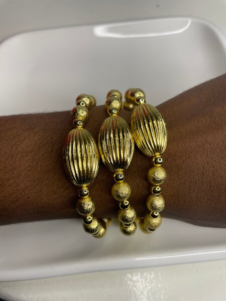 Bracelet perles dorées élégant