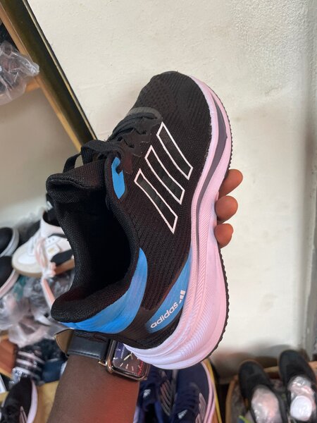 Chaussures de sport Adidas noires