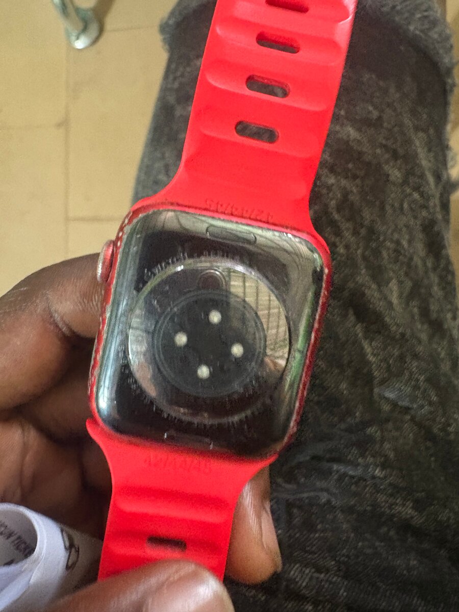 Montre connectée rouge sportive