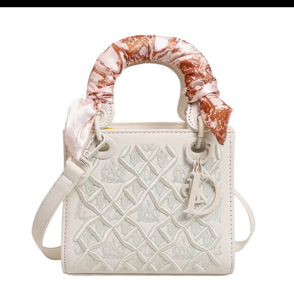 Sac à main élégant avec foulard