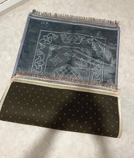 Tapis de prière gris