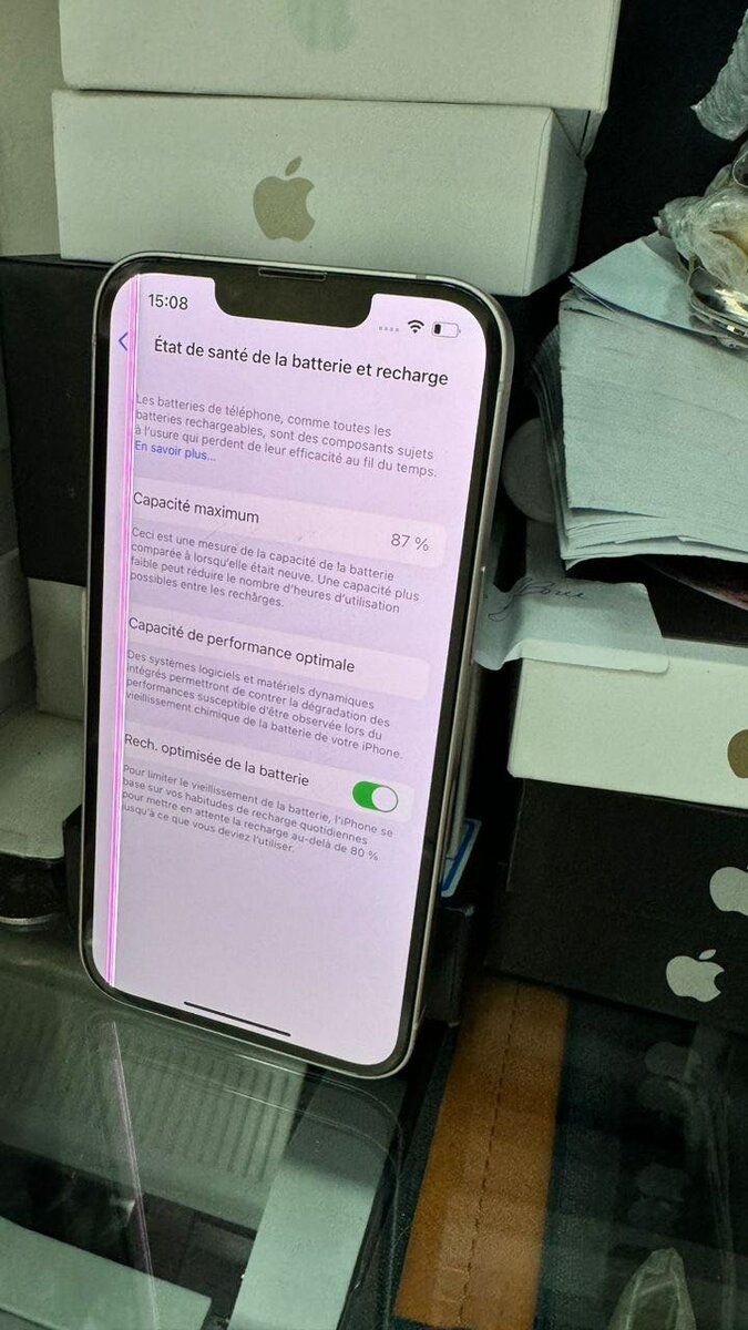 *iphone 13 128giga très propre juste trait dans lécran :