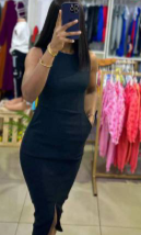 Robe nouilles noire avec découpe sur le devant