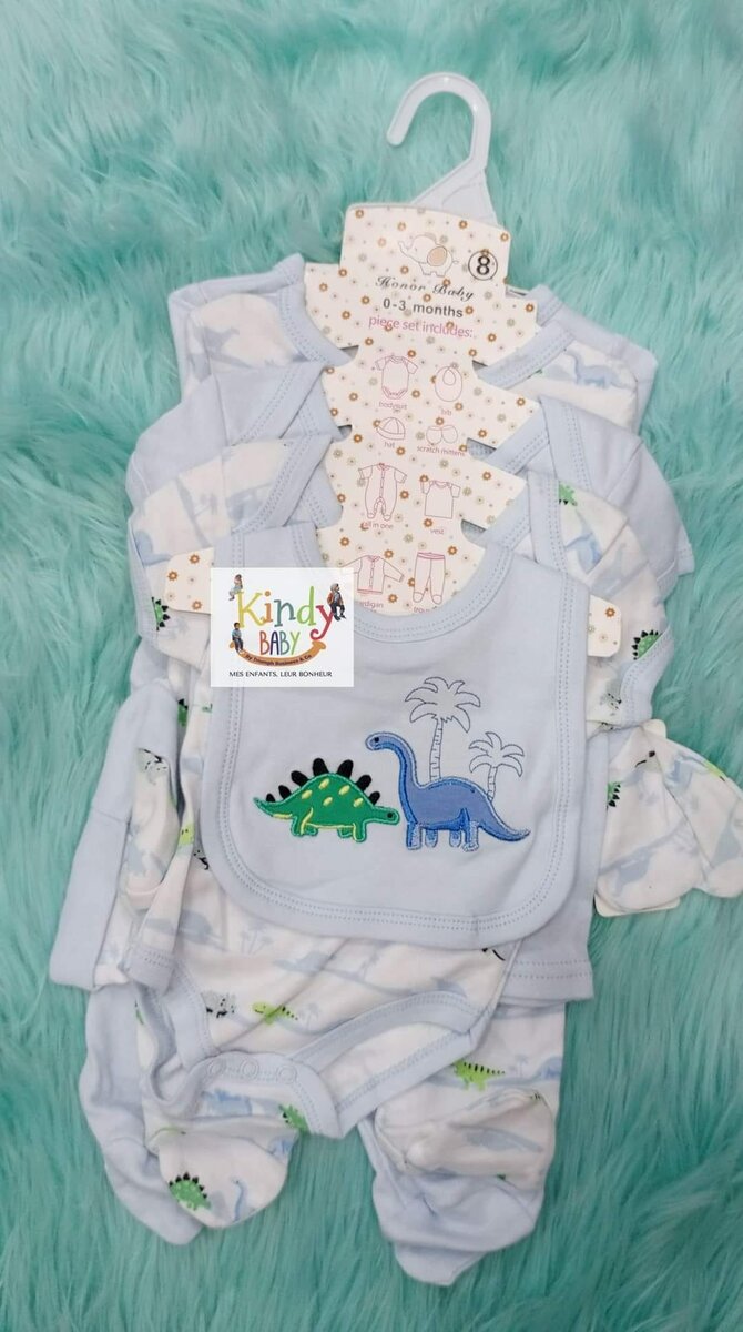 Un ensemble de vêtements pour enfants